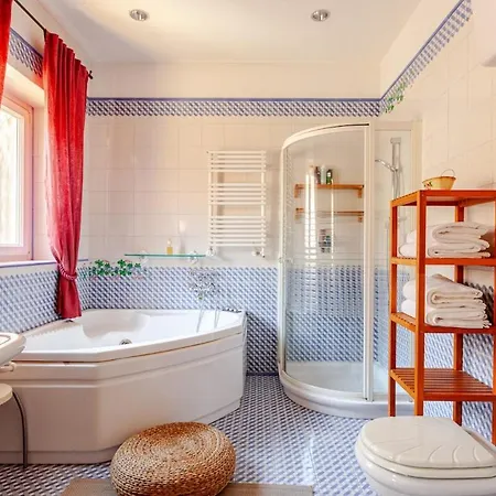Villa Luxury With Swimming Pool In *